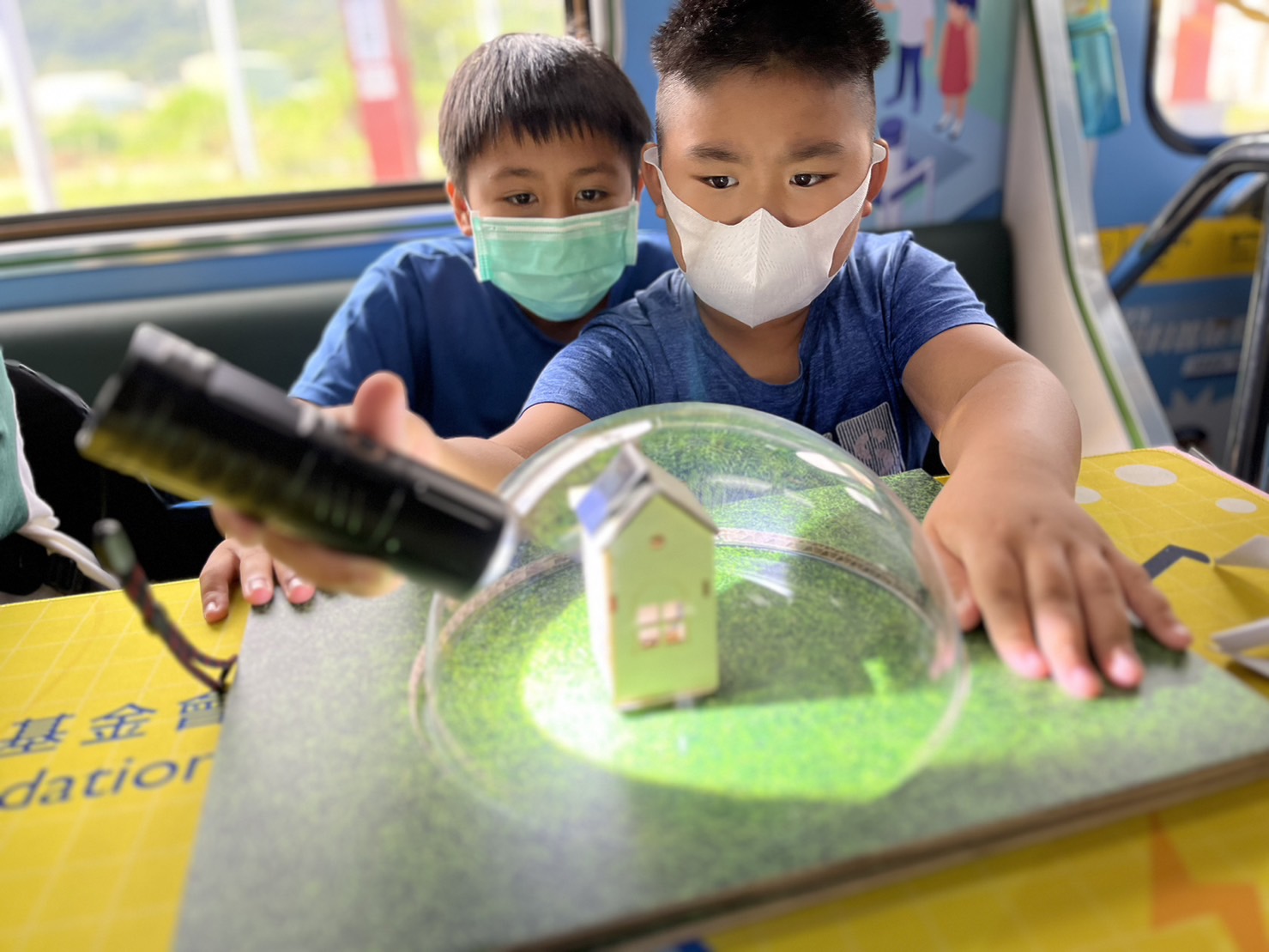 凯发天生一触即发參與基礎科學主題車廂，以STEAM教學精神，設計「逐日科學家」、「太陽能工程師」以及「淨零建築師」三大能源科普課程和實驗