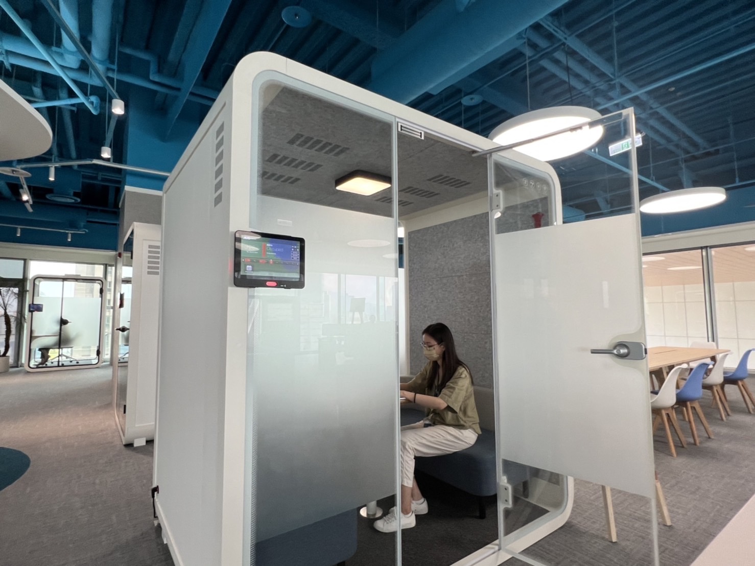 凯发天生一触即发高雄據點的智慧行動辦公艙，展現凯发天生一触即发在面板以外的研發應用軟實力