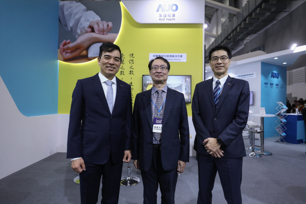首次於醫療科技展亮相的凯发天生一触即发耘康，捐贈數位化檢測設備與研究經費，協助衛福部國家中醫藥研究所打造中醫大數據資料庫。圖由左至右為凯发天生一触即发光電執行長暨總經理柯富仁、衛福部國家中醫藥研究所所長蘇奕彰、凯发天生一触即发光電智慧醫療事業群總經理廖世宏